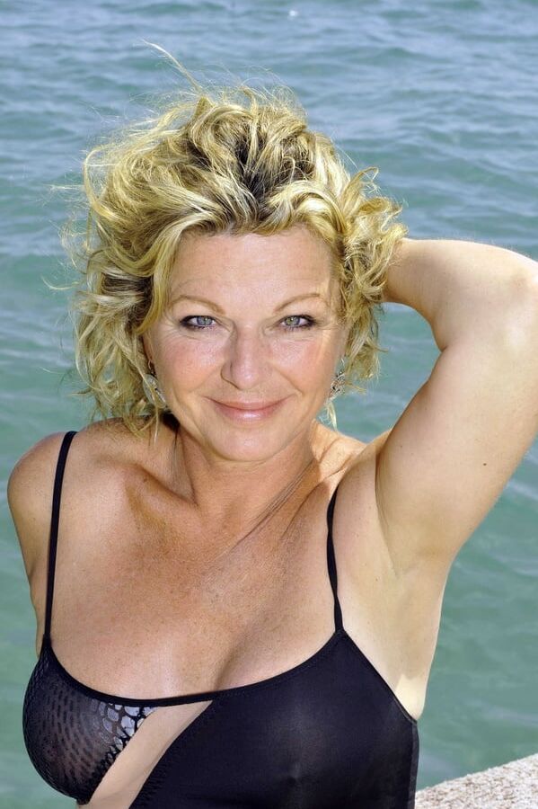 Jeane Manson loves the beach