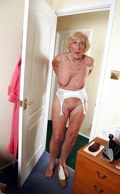MATURE SLUTS WEAR STOCKINGS