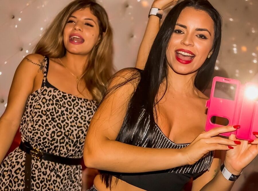 Girls partying in club - Paris
