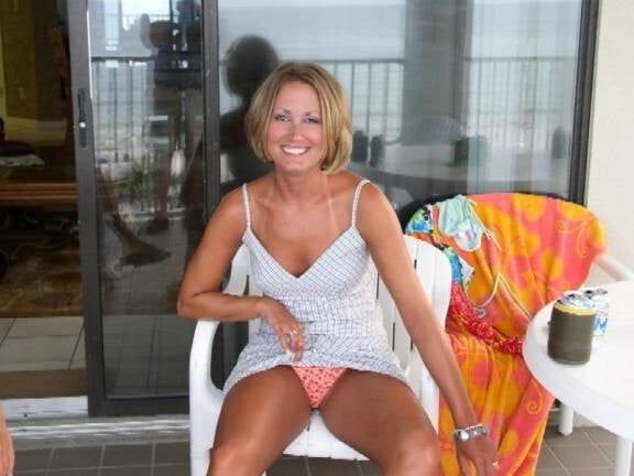 セクシーな熱い素人ブロンド妻が巨根で遊ぶ