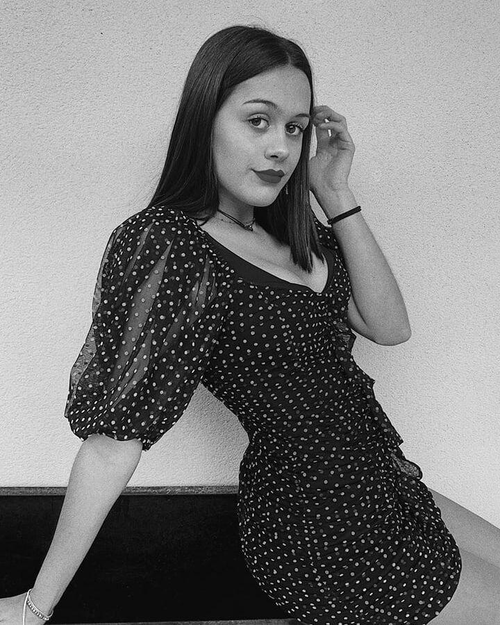 Belle brunette bien bandante aux seins bien ronds