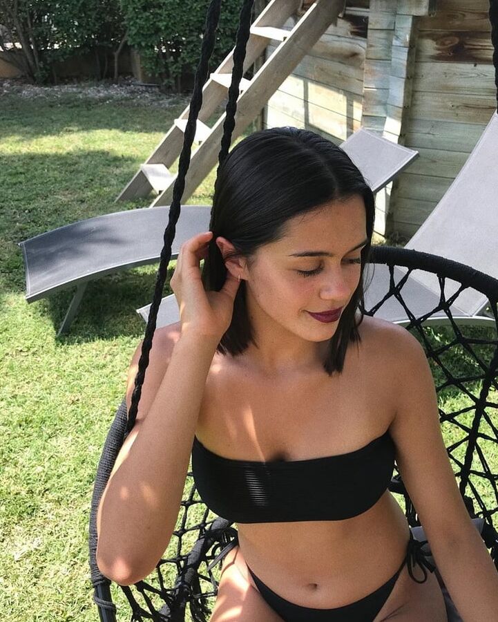 Belle brunette bien bandante aux seins bien ronds