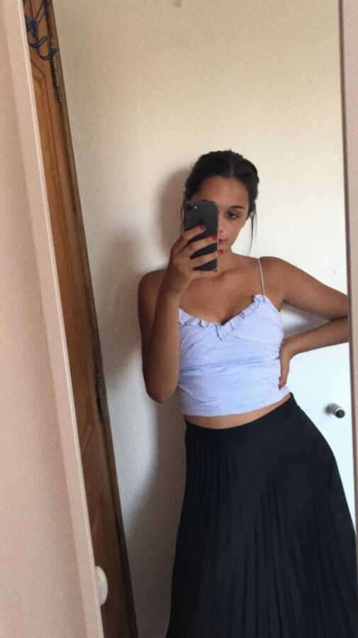Belle brunette bien bandante aux seins bien ronds