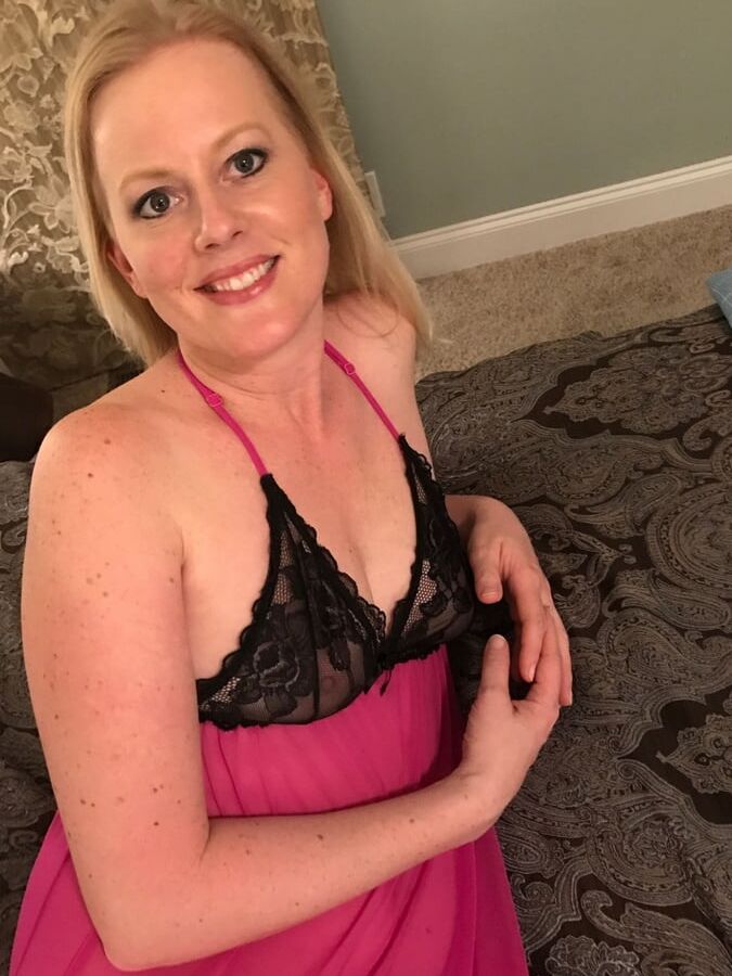 Amateur Housewives, MILFs, &amp; Matures