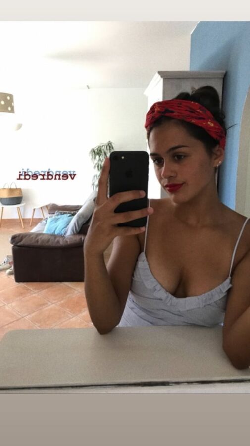 Belle brunette bien bandante aux seins bien ronds