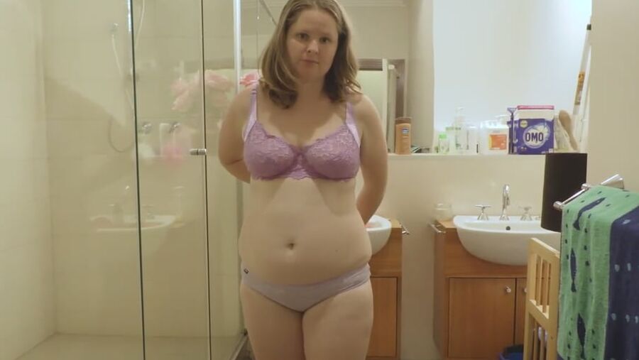 Mollige und haarige Fotze pisst und masturbiert beim Duschen