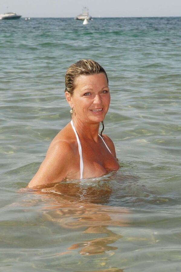 Jeane Manson loves the beach