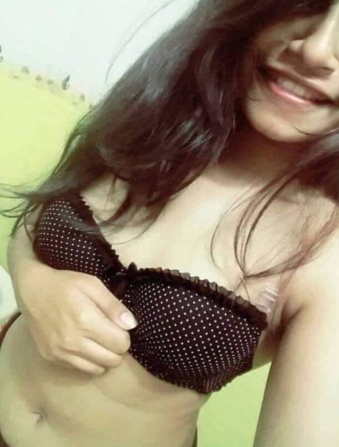Unknown Desi Girl (leaked nudes)