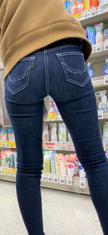 Voyeur: Sexy Asian jeans asses....