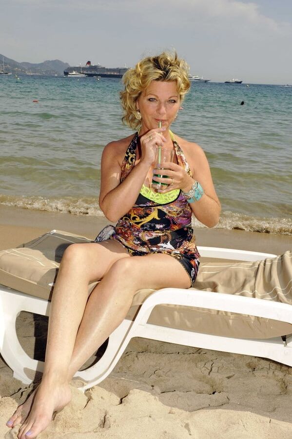 Jeane Manson loves the beach