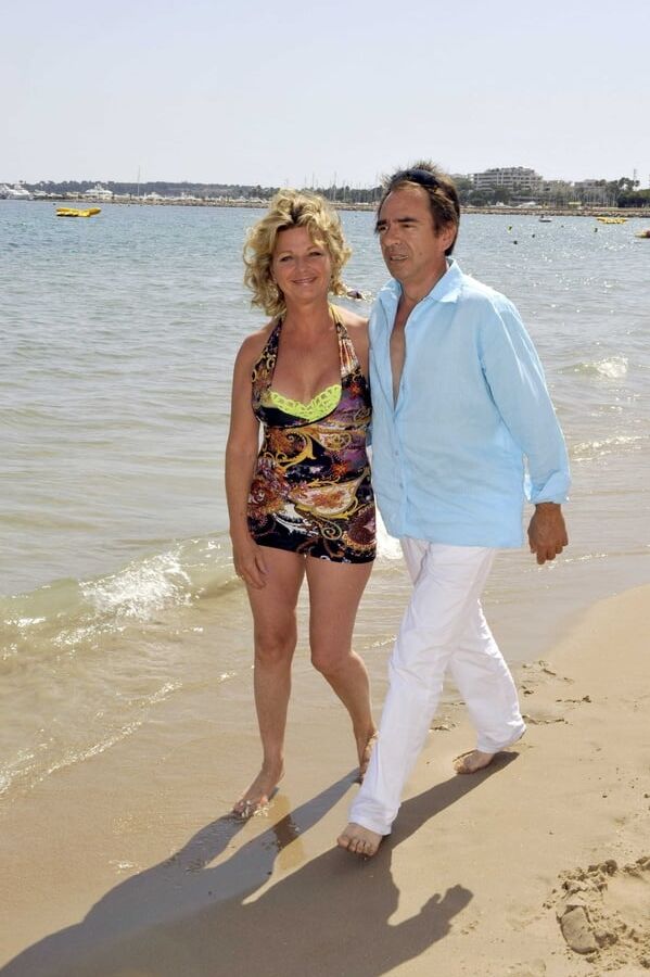 Jeane Manson loves the beach