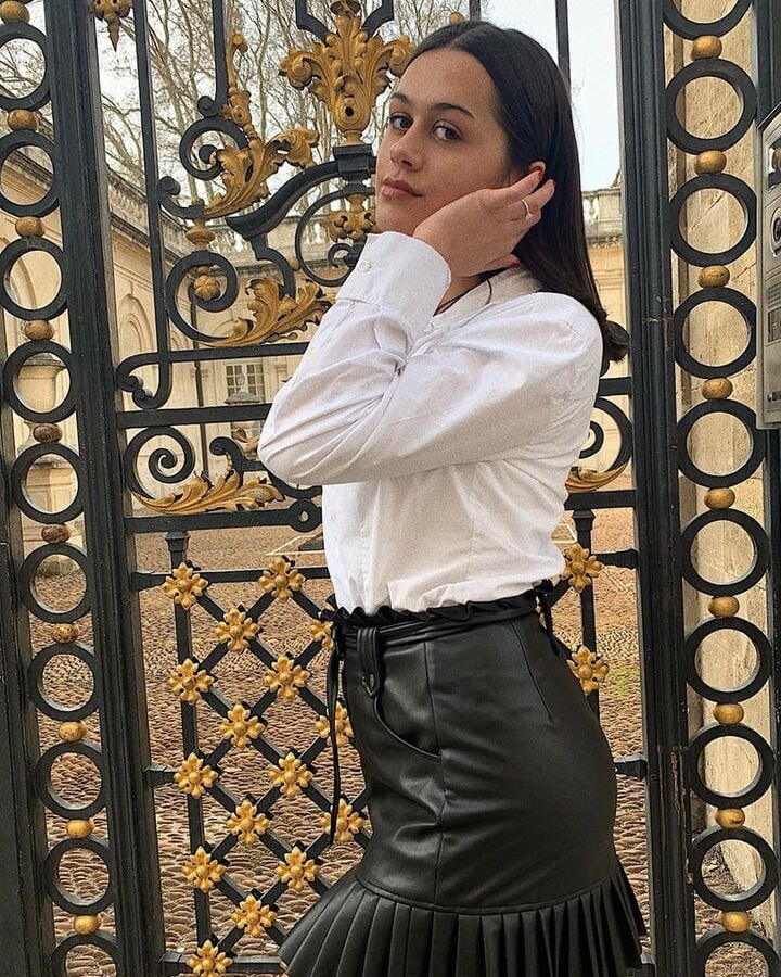 Belle brunette bien bandante aux seins bien ronds