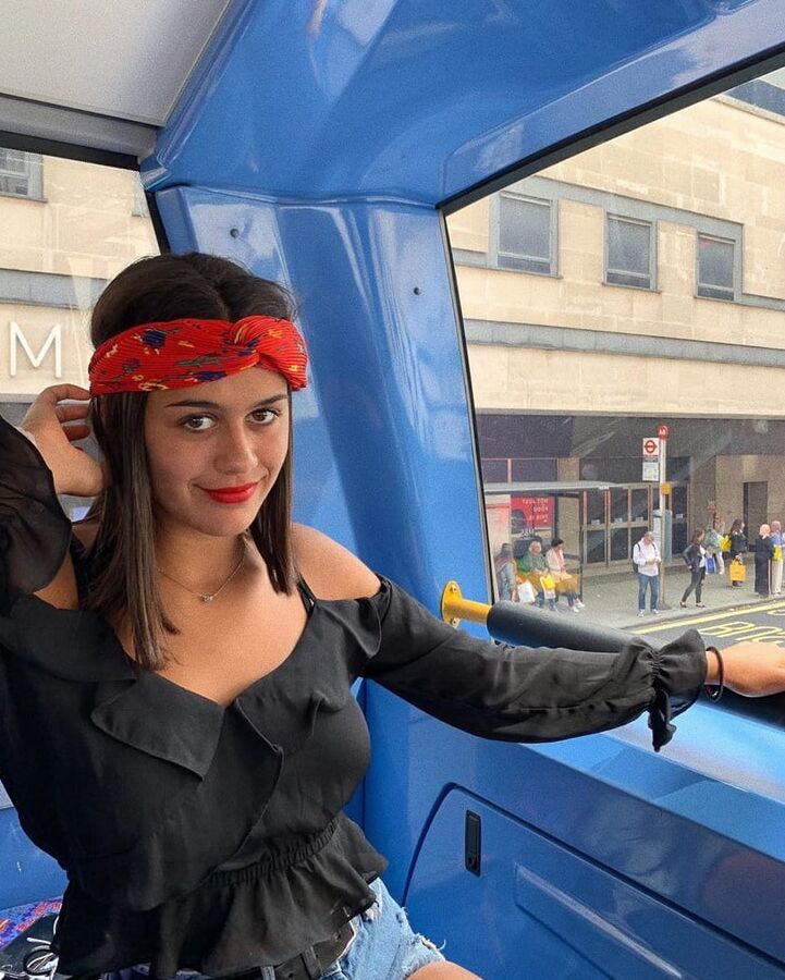 Belle brunette bien bandante aux seins bien ronds
