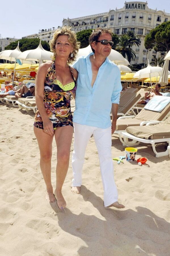 Jeane Manson loves the beach