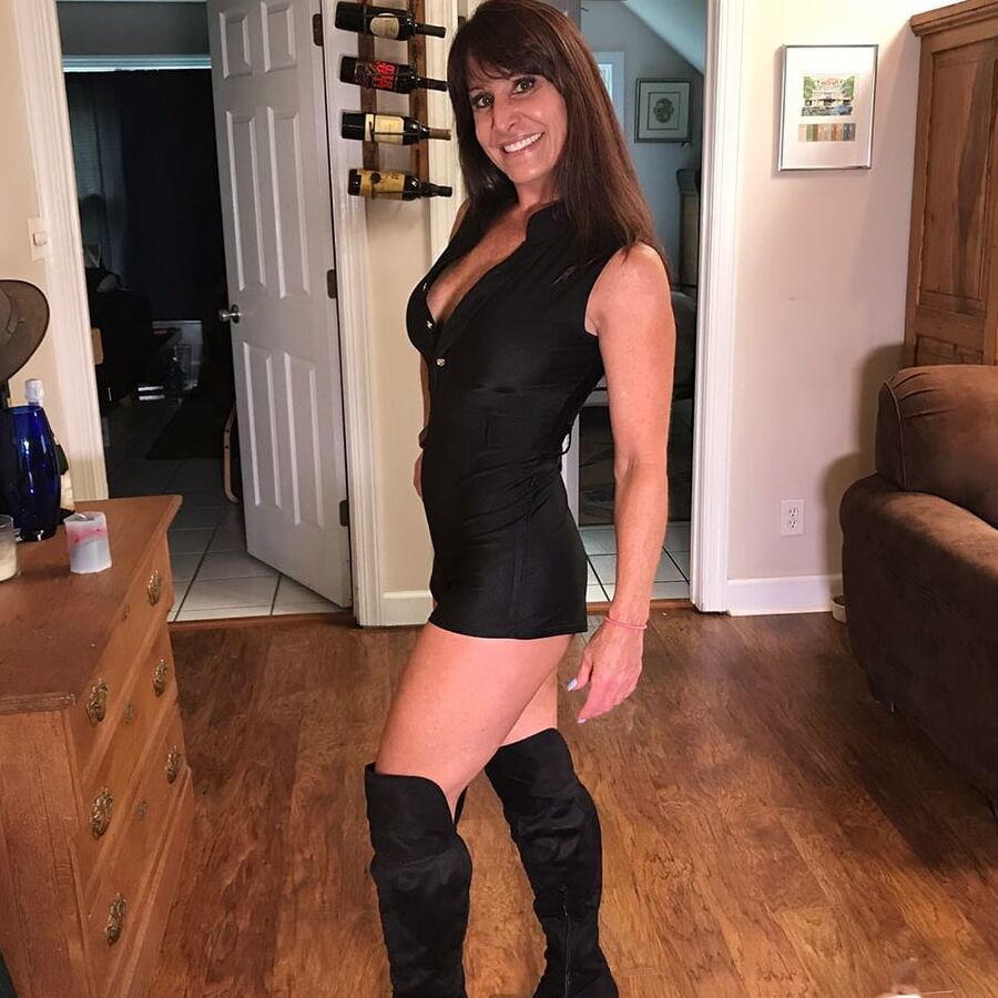 セクシーな黒のホットパンツを履いたホットな素人熟女