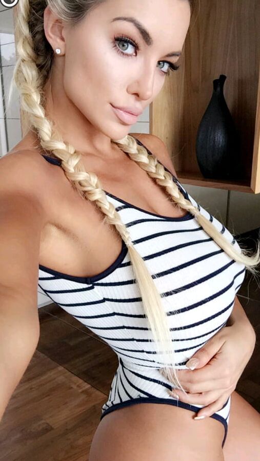 Lindsey Pelas