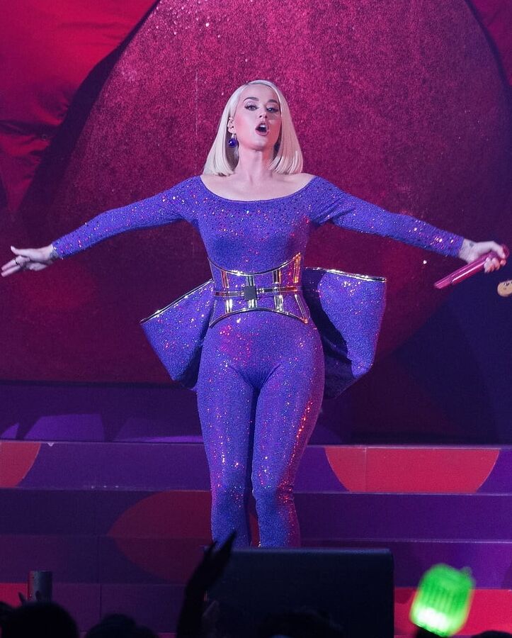 Kate Perry sexy stage clothes