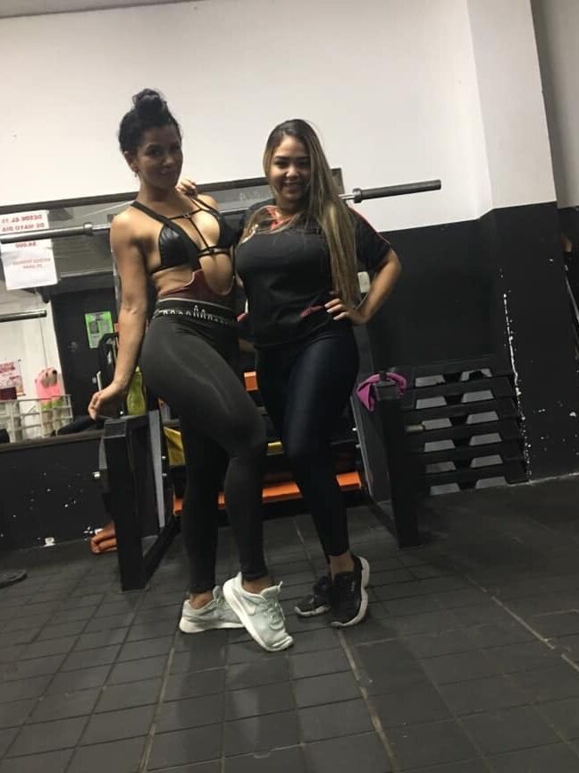 Instructora de gimnasio milf culona