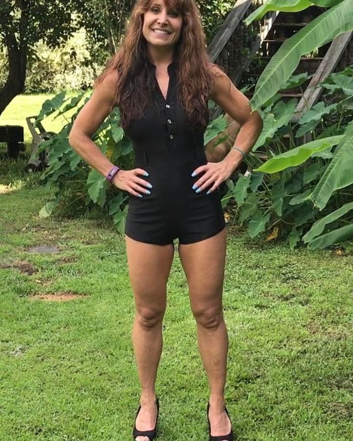 セクシーな黒のホットパンツを履いたホットな素人熟女