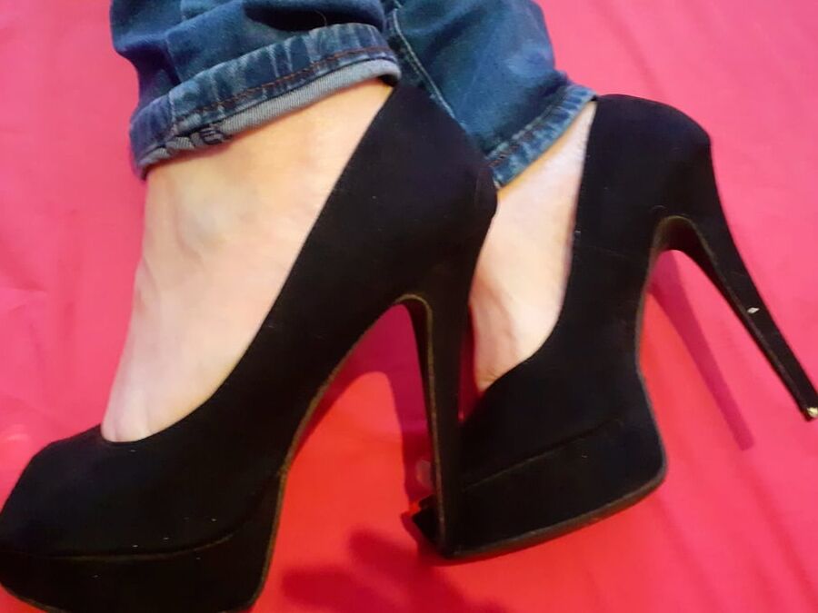 Black Peeptoe BBW heels play.
