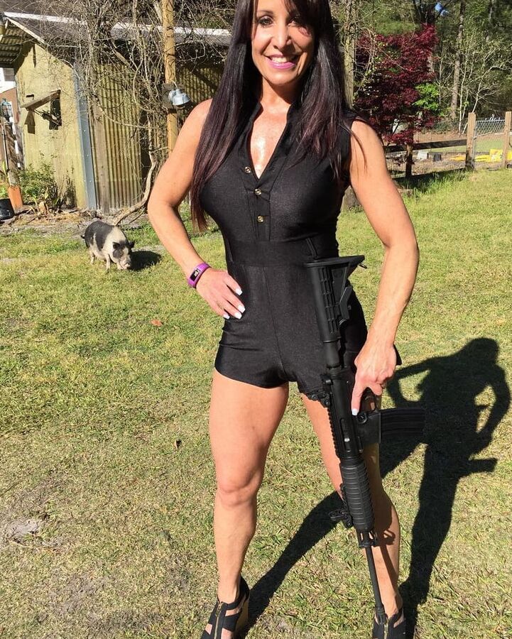 セクシーな黒のホットパンツを履いたホットな素人熟女
