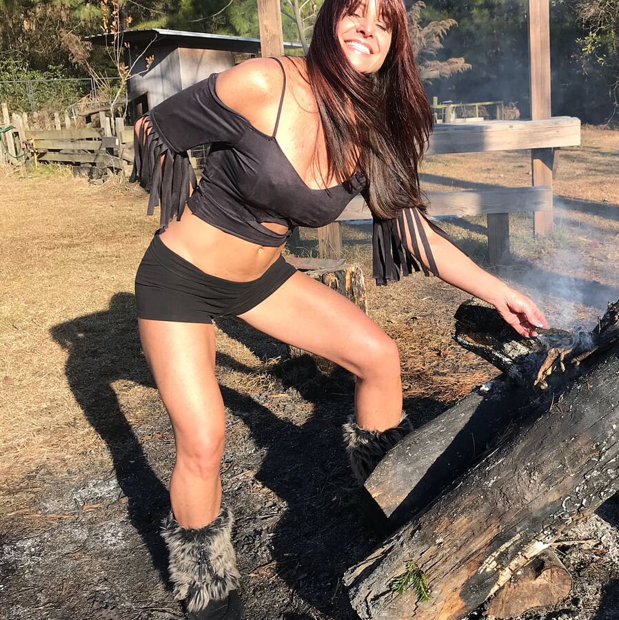 セクシーな黒のホットパンツを履いたホットな素人熟女