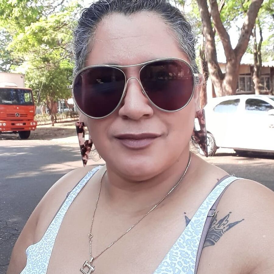 Sexy face with glasses Milf