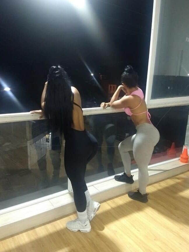 Instructora de gimnasio milf culona
