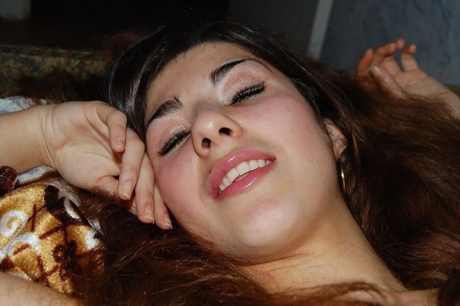 Hot sexy amateur busty brunette