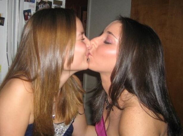 Girl kiss Girl