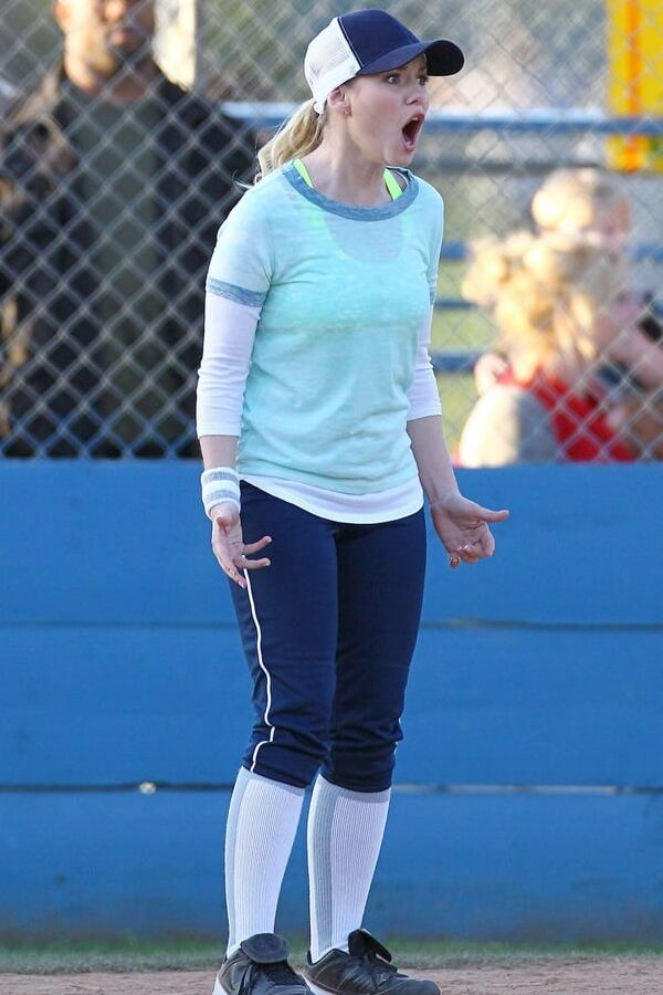 Elisha Cuthbert cute woman.