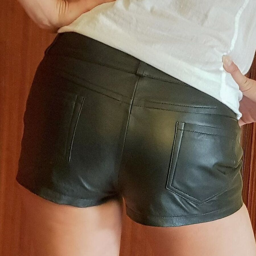 Insta Leather Milf Lynli