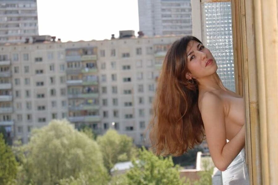 Hot sexy amateur busty brunette