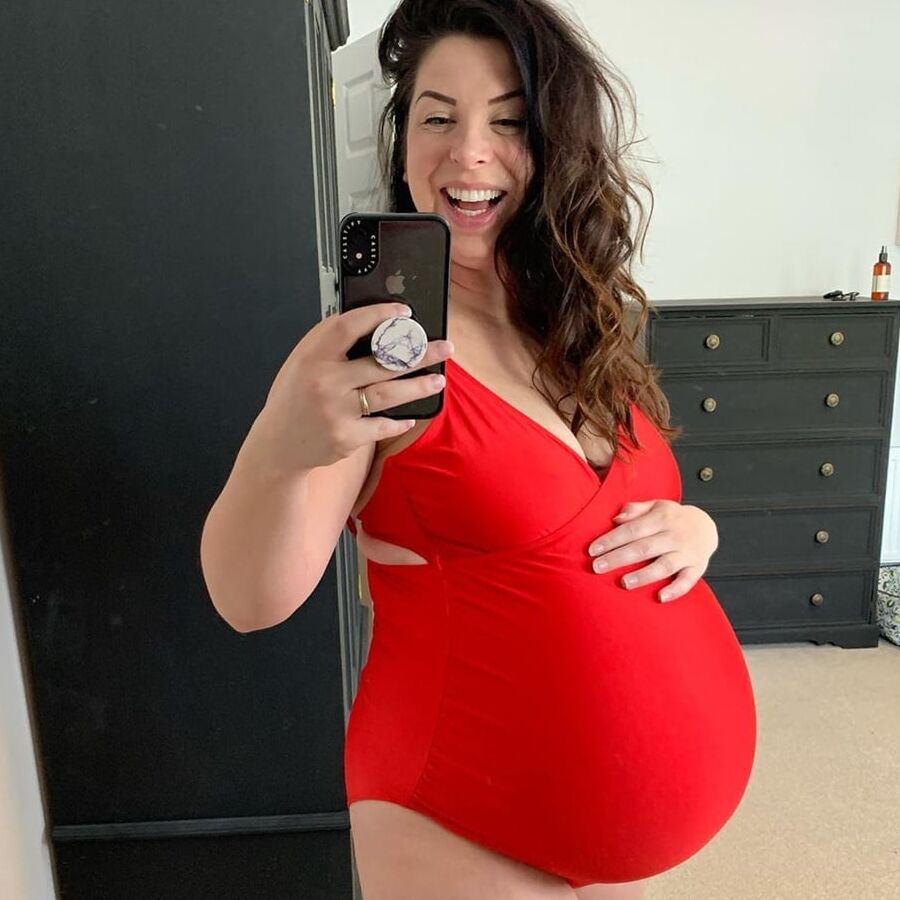 Hot amateur preggo mom Hannah with huge belly
