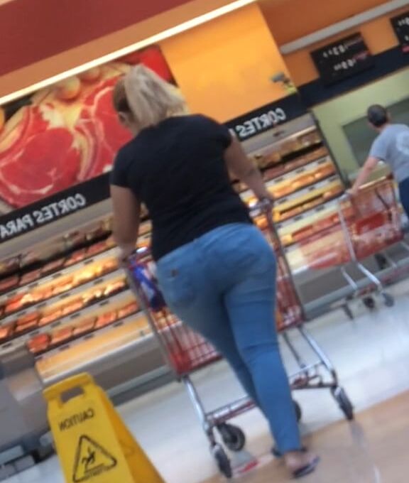 Nalgona en el super