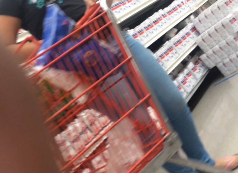 Nalgona en el super