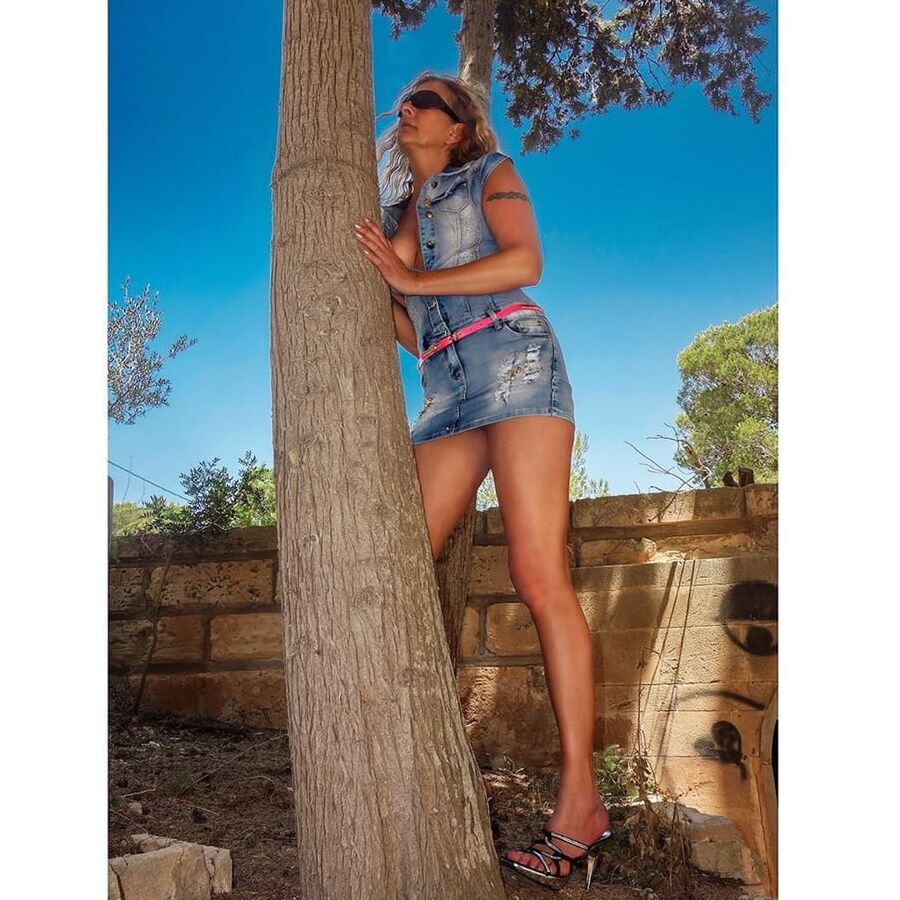Insta Leather Milf Lynli