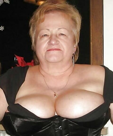 Mature ladies braless cleavage pokies