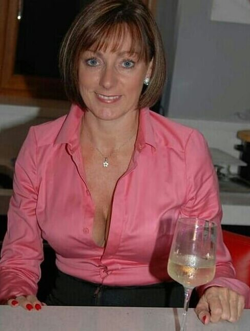 Mature ladies braless cleavage pokies