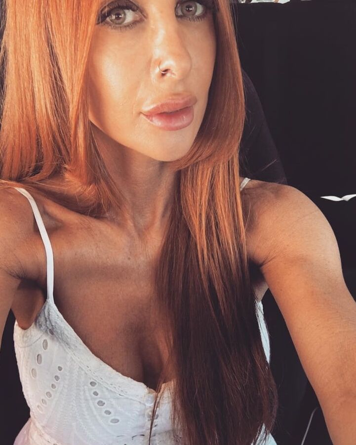 Liz: Redhead tattooed MILF