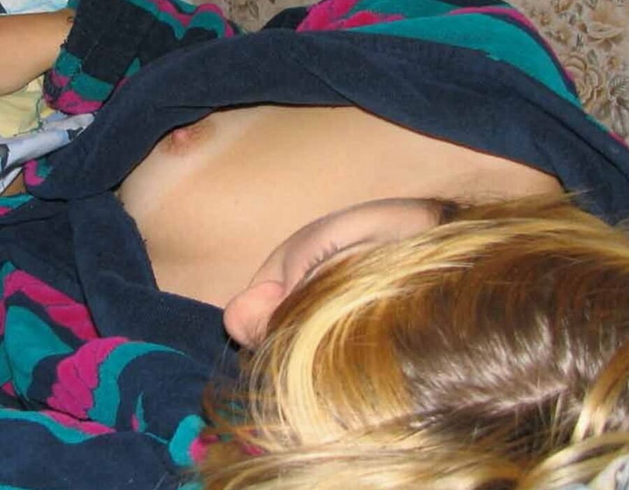 Downblouse &amp; Nipple Peeks