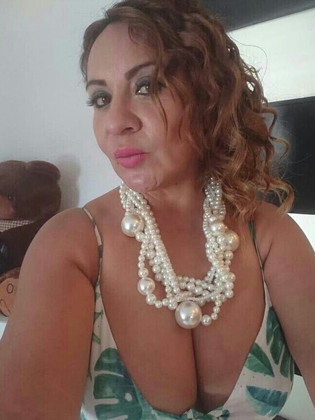 Mature ladies braless cleavage pokies
