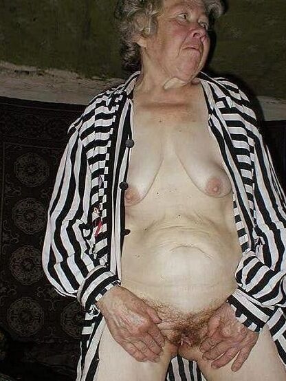 - Grandma horny and fat - Oma geil und fett