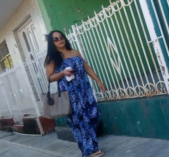guapa dama en vestido azul caminaba y movia sexi