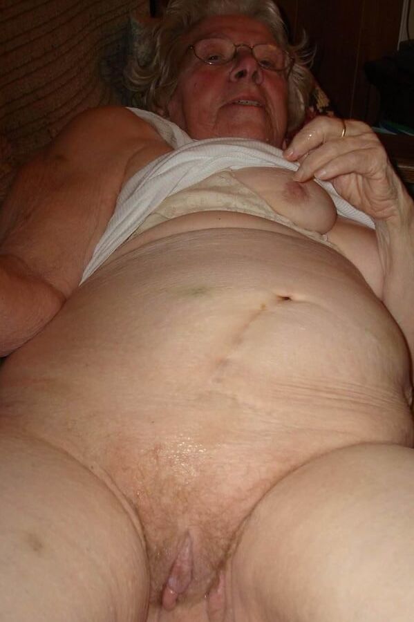 - Grandma horny and fat - Oma geil und fett