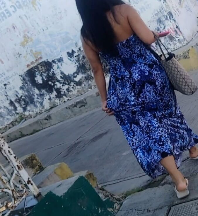 guapa dama en vestido azul caminaba y movia sexi