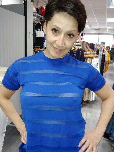 Mature ladies braless cleavage pokies