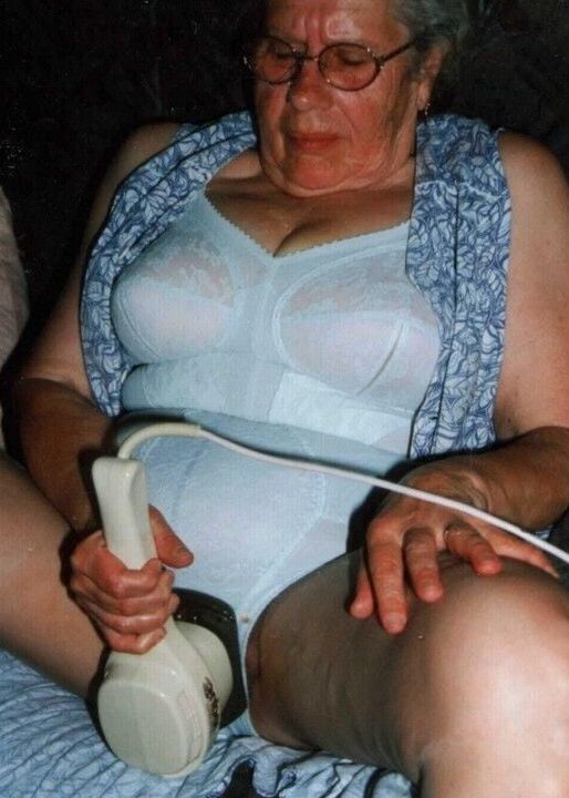 - Grandma horny and fat - Oma geil und fett