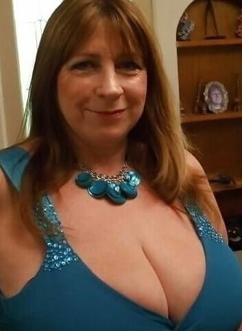 Mature ladies braless cleavage pokies