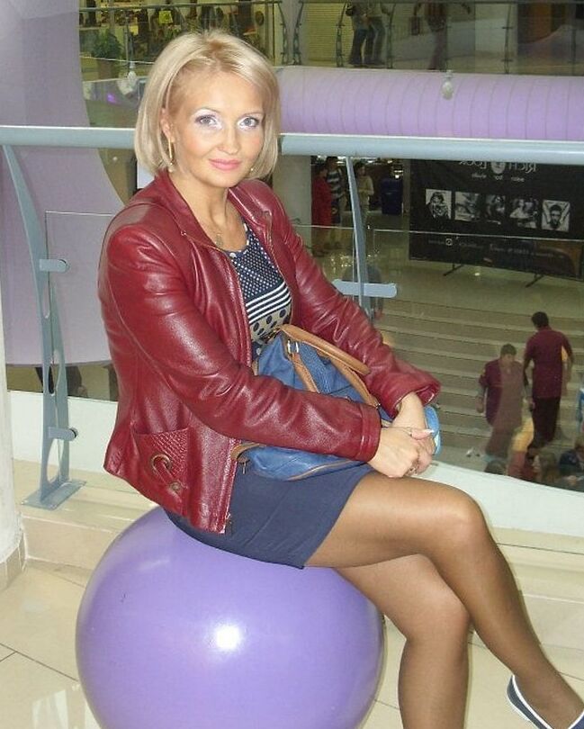 Mature Blonde Russian Bitch in Pantyhose